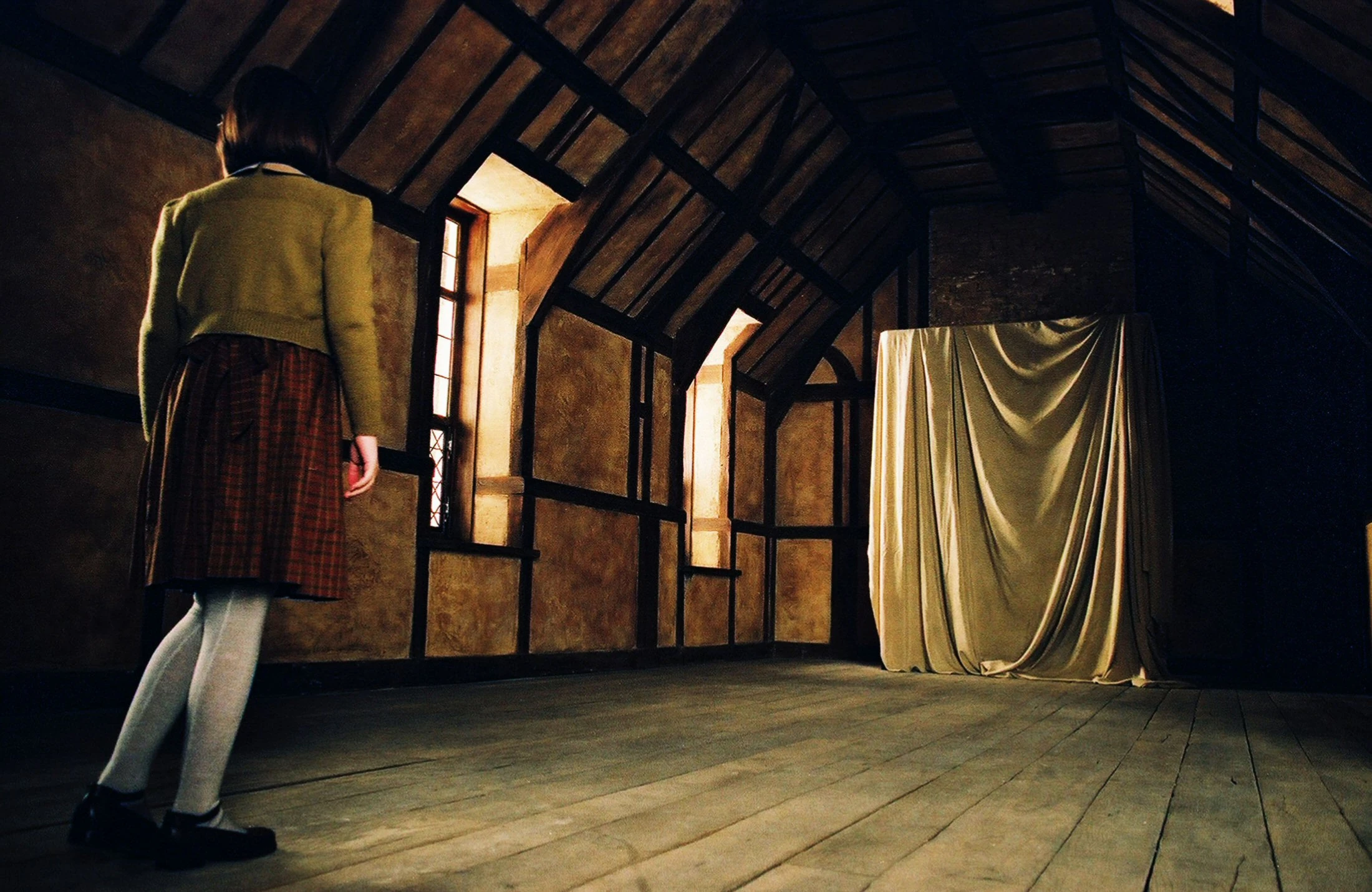 Image 1000pxLucy wardrobe.jpg Wiki Narnia FANDOM powered by Wikia