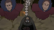 Sasori atacando a través de Hiruko con el Jutsu Secreto Rojo Aparición de las Cien Marionetas