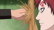 Gaara se protege del golpe de Shira