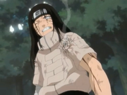 El hombro de Neji es atravesado por la flecha de Kidōmaru