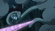 A flecha de Sasuke acerta a cobra de Kabuto