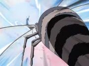 Hinata detiene a la Abeja Gigante