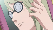 Shiho arrumando o cabelo