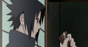 Sasuke recibe una banda de vicecapitán de la Policía Militar de parte de su padre