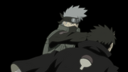 Kakashi dá um soco em Obito