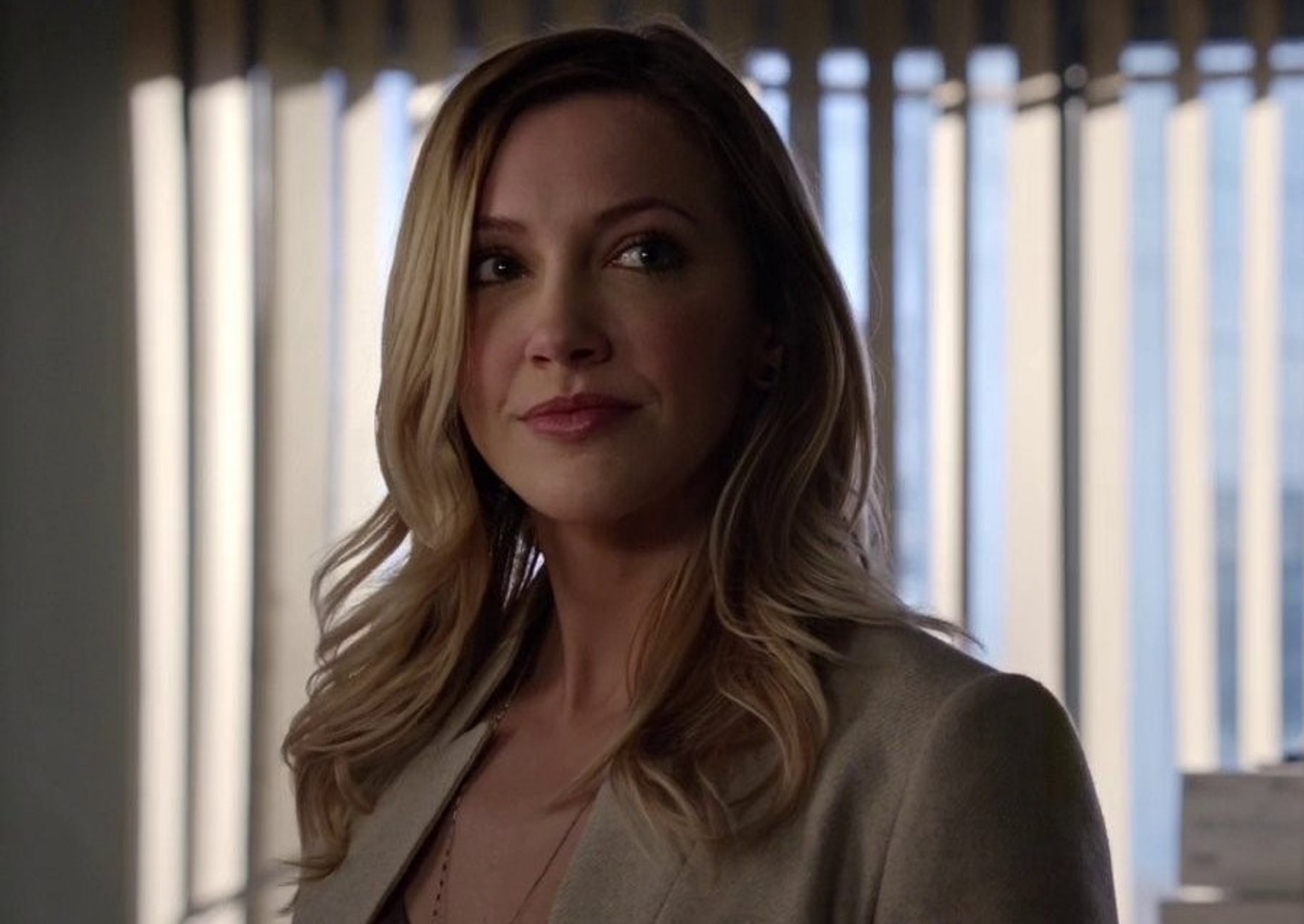 Laurel Lance Earth 180 New Arrowverse Wiki Fandom 6571