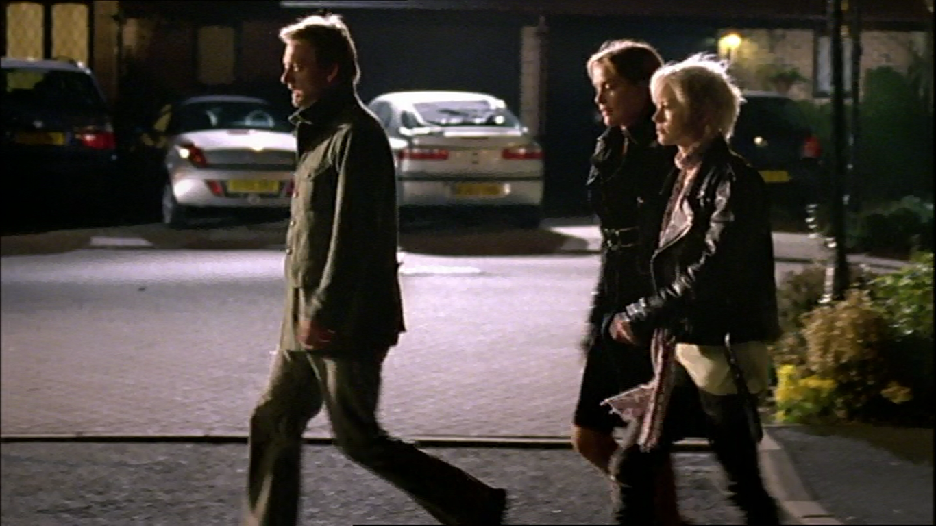 Nick Cutter Et Les Portes Du Temps Saison 1 Image - 1x1ClaudiaDiscuteDeLaSituation.png | Wiki Nick Cutter et les