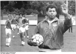 Bundesarchiv Bild 183-1990-0702-024, Chemie Böhlen, Trainer Jimmy Hartwig