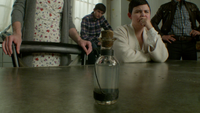 6x07 eau Achéron Rivière des Âmes Perdues bouteille Mary Margaret Blanchard David Nolan Henry Mills Belle French Gold table maison Swan