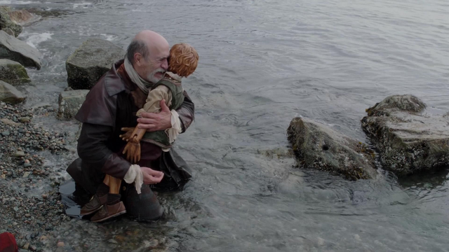 Fichier:1x20 Geppetto Pinocchio pantin de bois inanimé mort pleurs mer berge.png