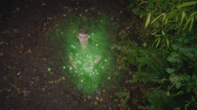 Fichier:3x08 Peter Pan poupée de paille poussière poudre de fée lumière lueur verte.png