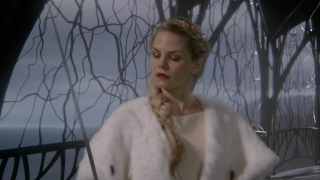 Fichier:6x10 Emma Swan épée palais sombre prête arrêter Méchante Reine.png