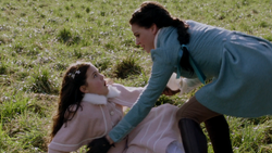 1x18 Blanche-Neige Reine Regina rencontre sauvetage aide mini