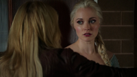 4x07 Elsa Reine des Neiges Emma Swan dos demande calme proposition arrêt interrogatoire recherches miroir
