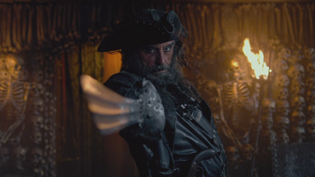Image Pirates des Caraïbes 4 La Fontaine de Jouvence Edward Teach Barbe Noire sabre.png Wiki