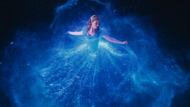 Fichier:Cendrillon (film) transformation robe de bal bleue mini.png