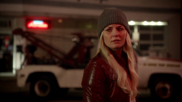 Fichier:5x12 Emma Swan horloge écoute Henry nouvelle opération.png