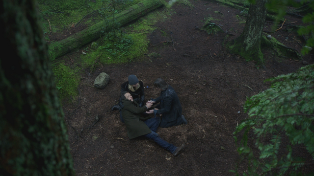 Fichier:3x15 Neal Cassidy Emma Swan M. Gold forêt de Storybrooke mort.png