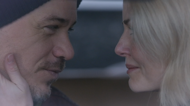 Fichier:5x12 Neal Cassidy Emma Swan caresse joue adieux.png