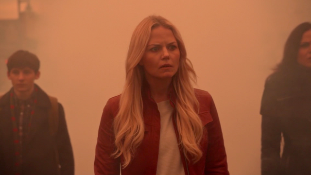 Fichier:5x12 Emma Swan Regina Mills Henry Mills découverte Enfers.png