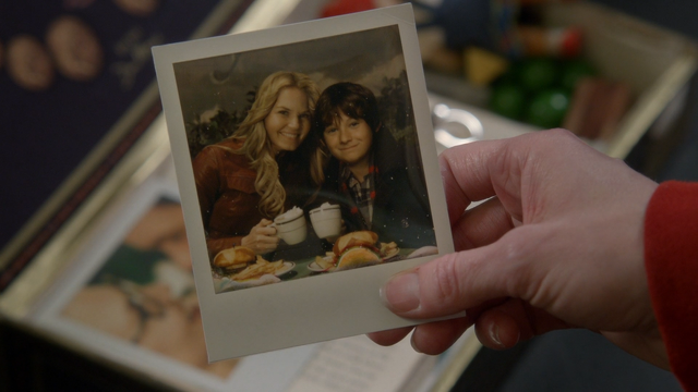 Fichier:6x20 boîte à souvenirs photographie Emma Swan Henry Mills main tasses chocolats chauds repas assiettes hamburgers frites chez Café Granny Storybrooke.png