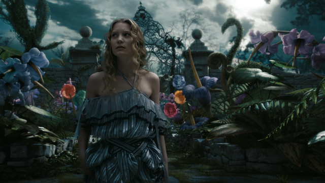 Fichier:Alice au Pays des Merveilles 2010 film face curieux jardin fleurs.png