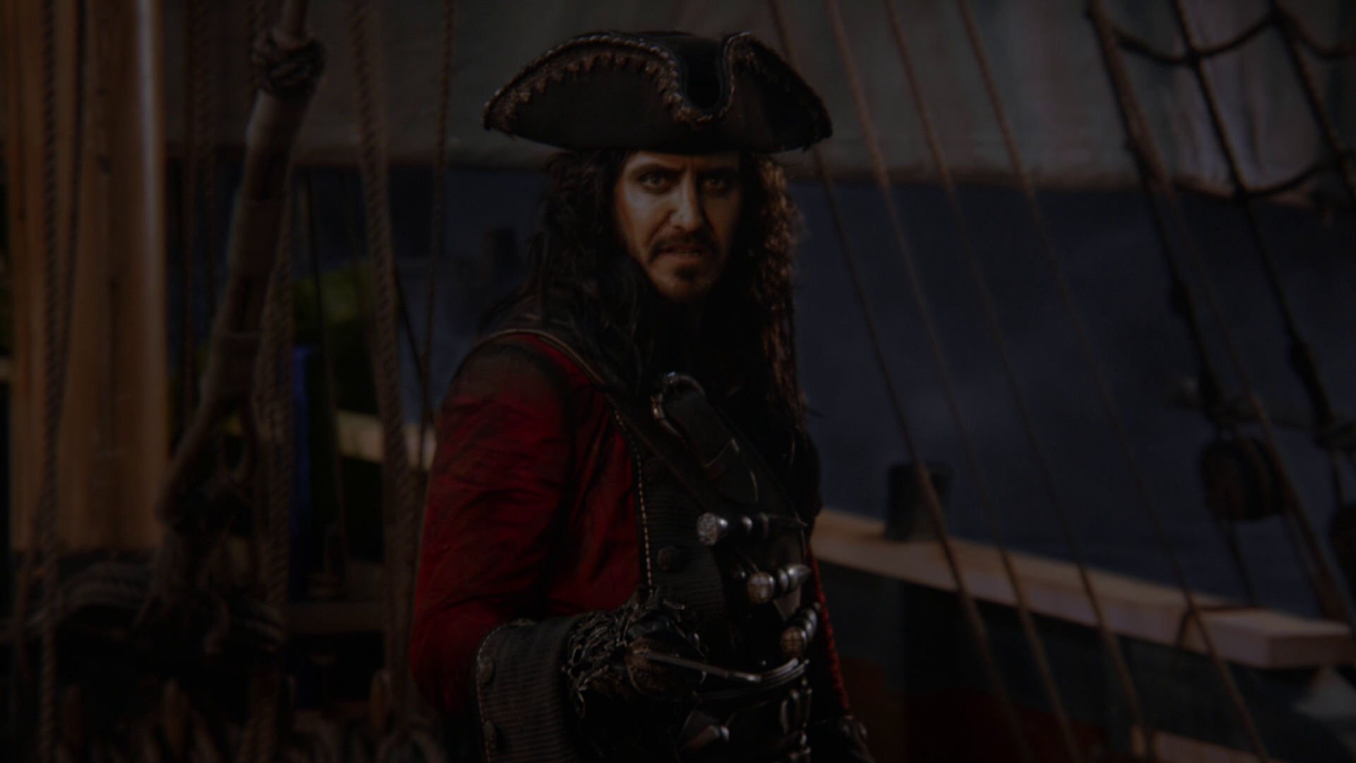 Пальто черной бороды. Капитан черная борода однажды в сказке. Капитан крюк пираты Карибского моря.
