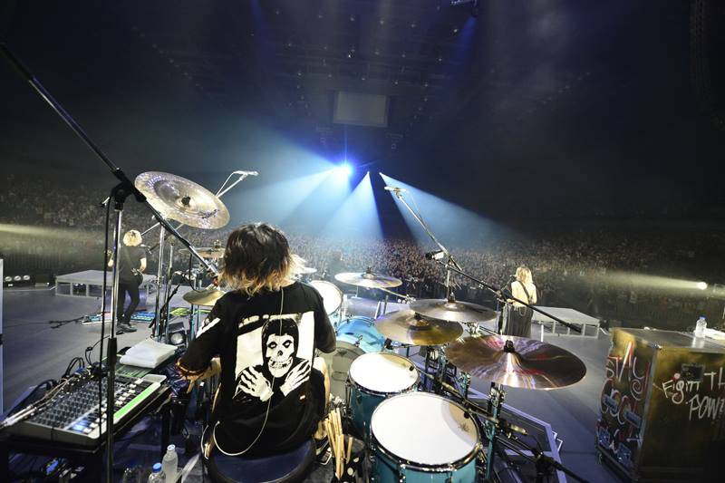 Rock вики. Tomoya one ok Rock чуби. Tomoya one ok Rock xe,b. One ok Rock broken Heart of Gold. Take me to Top one ok Rock.