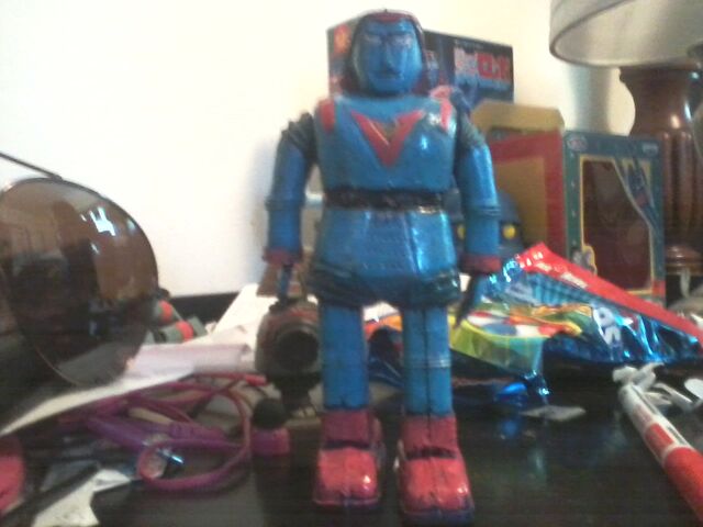 File:GiantRoboonmytrashtable.jpg