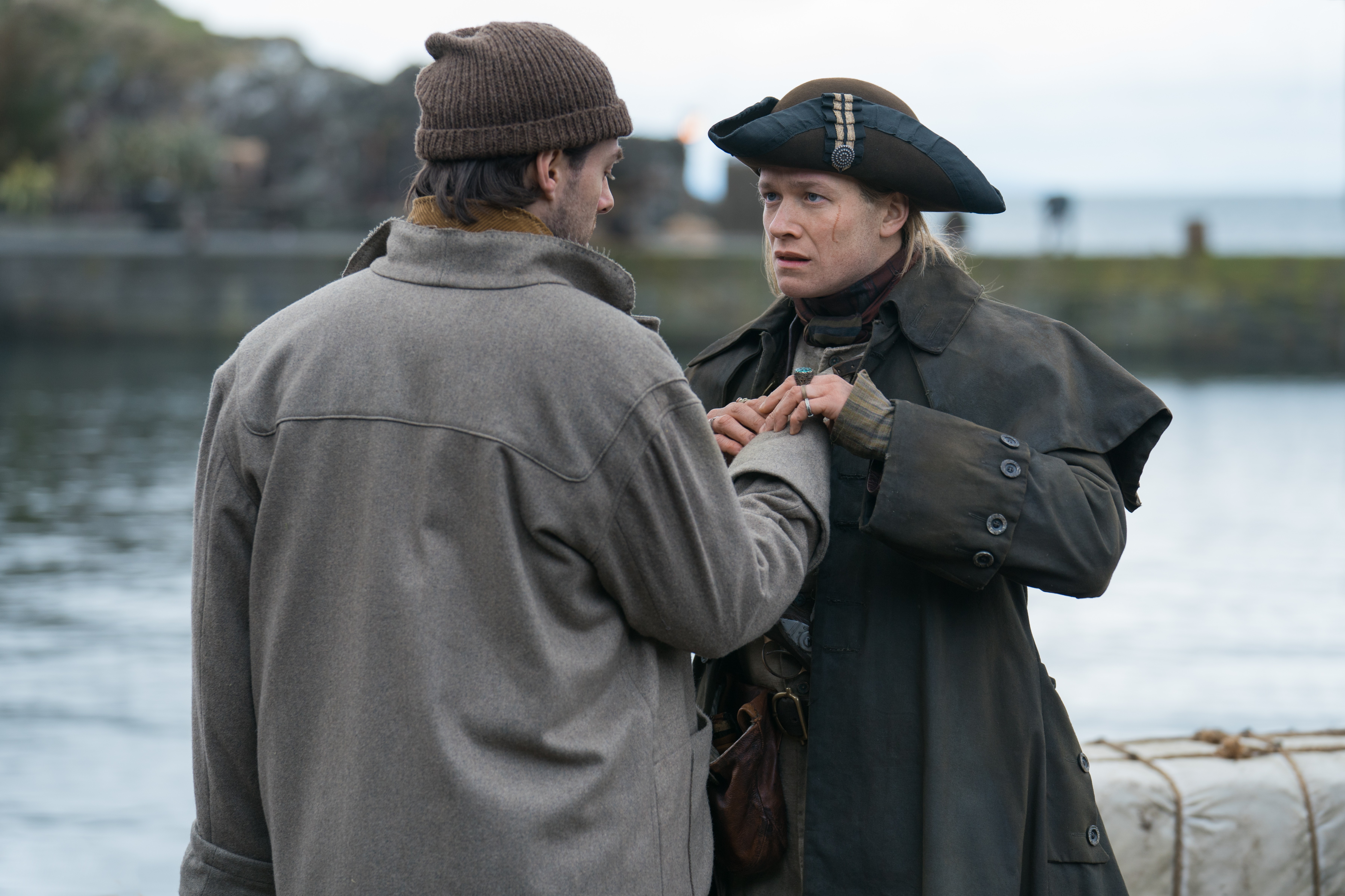 Roger (Richard Rankin) et Stephen Bonnet (Edward Speleers)