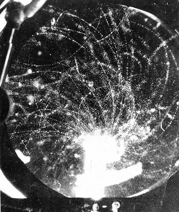 Треки альфа частиц в камере вильсона. Пузырьковая камера. Следы частиц в камере вильсона. Камера вильсона в магнитном поле. Треки частиц в пузырьковой камере.