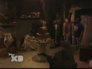 Pair Of Kings S01E19 The Trouble With Doubles Part 1 125
