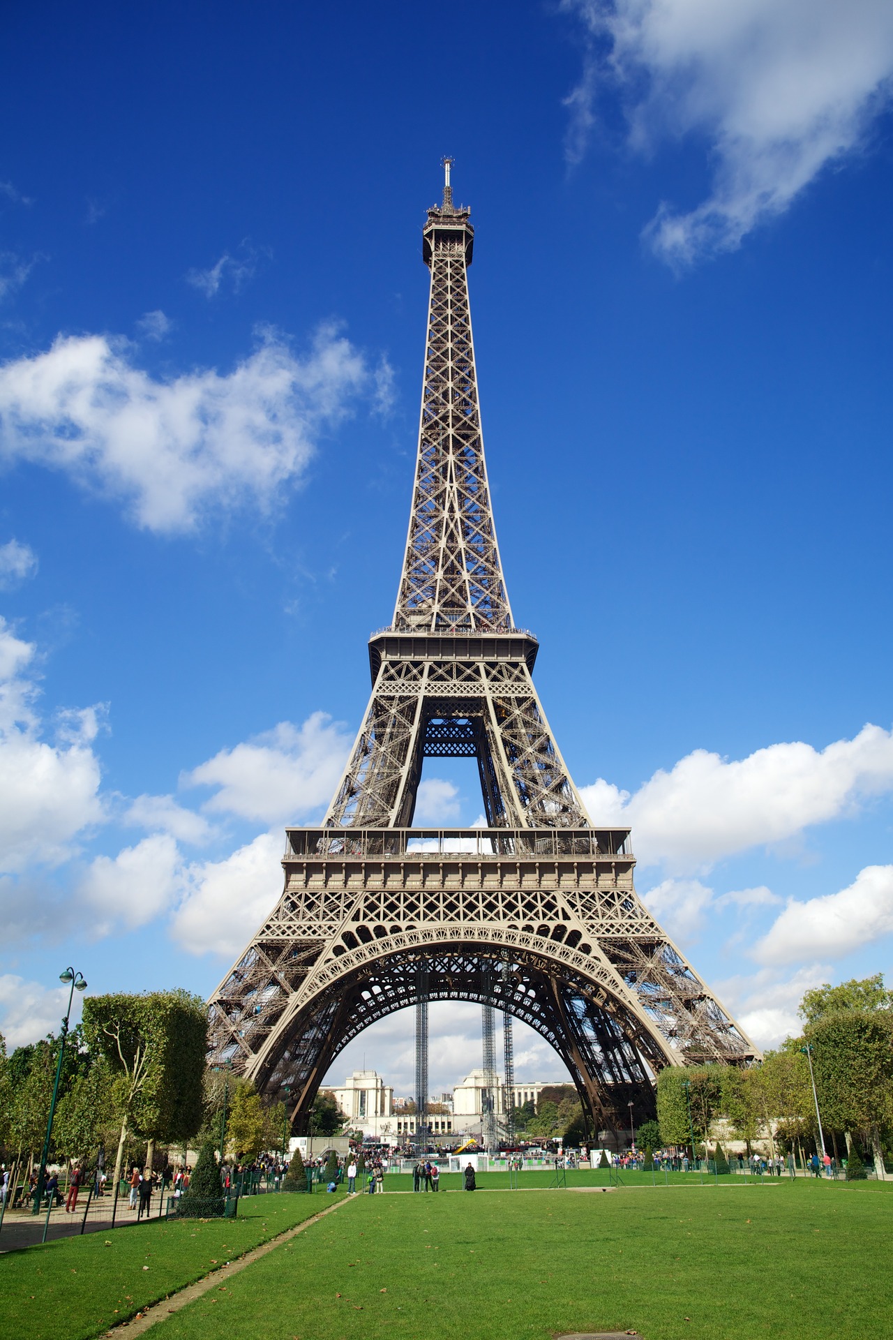 montre moi la tour eiffel