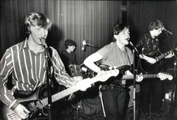 Specialreports 2edb.poor-howard-robert-holmes-joined-red-guitars