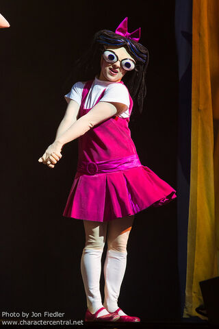 File:Isabella (P&F LIVE!) 2.jpg