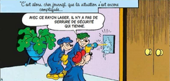 Les voleurs en train de forcer l'ouverture de la porte