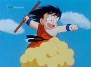 Goku leci na Kinto trzymając w ręku Nyoi-bo