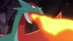 Salamence usando Lanzallamas