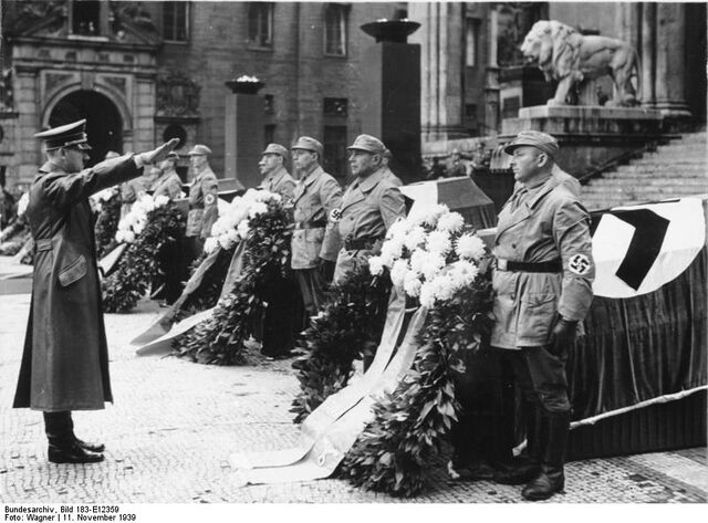 Archivo:Hitler saluda las tumbas de los 16 nazis muertos en el golpe.jpg