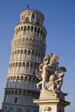 Leaning-tower-and-fountain