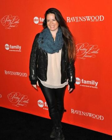 Holly Combs Charmed Le Reboot Divise Holly Marie Combs Et