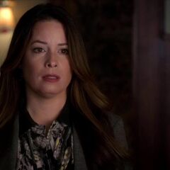 Who is ella dating on pretty little liars