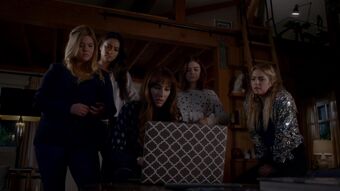 The Glove That Rocks The Cradle Pretty Little Liars Wiki Fandom