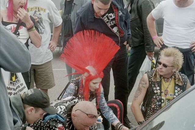 Datei:Punk Red Mohawk Morecambe 2003.jpeg