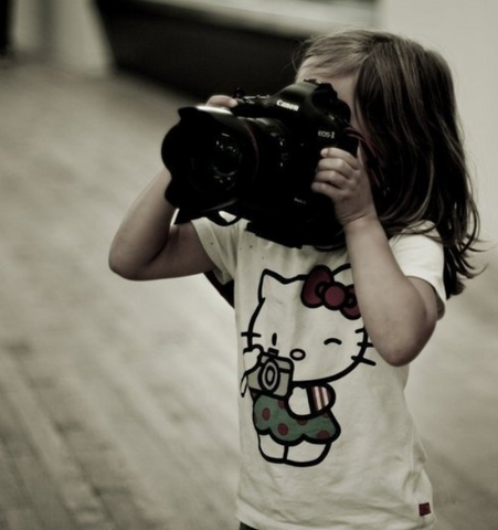 File:ValeireTakingPicture.png