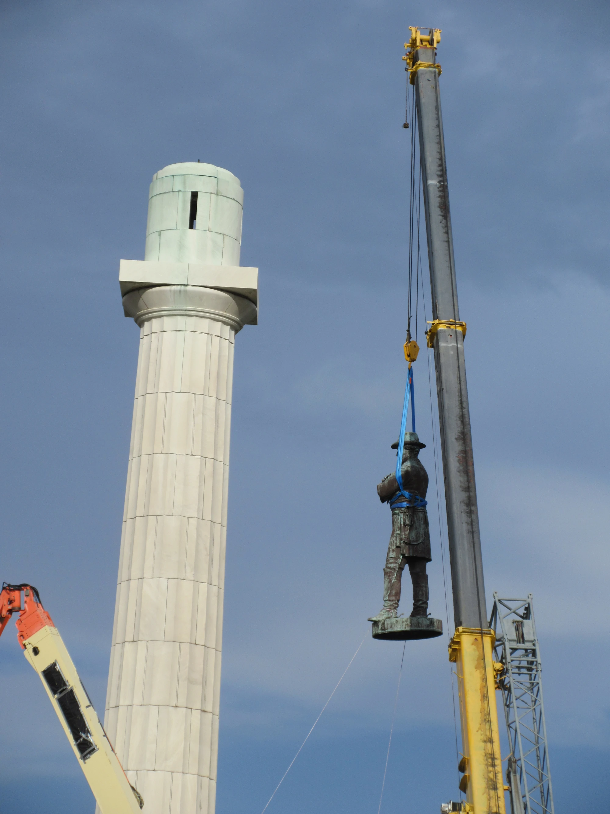 Imagem Robert E Lee statue removed from column New Orleans 19 May