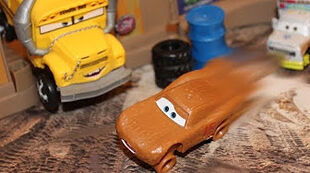 Mattel Disney Cars 3 Demolition Derby Playset - Lightning McQueen Takes Down Miss Fritter (Crazy