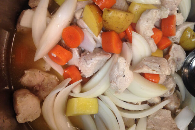 ファイル:Vegies in pot.jpg