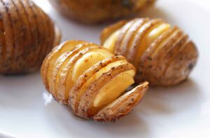 Hasselback-potatoes-garlic-2