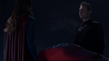 Kara e Non no funeral de Astra.